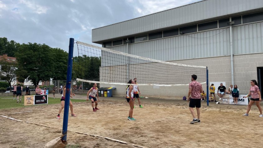 Les 12 hores de vòlei platja a la muntanya arriben a la 30a edició amb rècord de participació