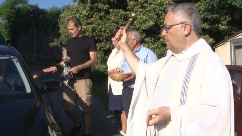 Desenes de vehicles passen per la benedicció de Sant Cristòfol