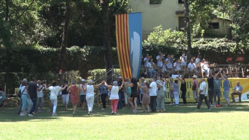 El Parc Nou d’Olot s’ha omplert de sardanes i cobles aquest diumenge amb el 61è Aplec de la Sardana