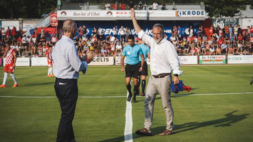 Cuixart ha fet el xut d’honor al partit entre l’Olot i el Girona disputat aquest dimecres a l’estadi municipal