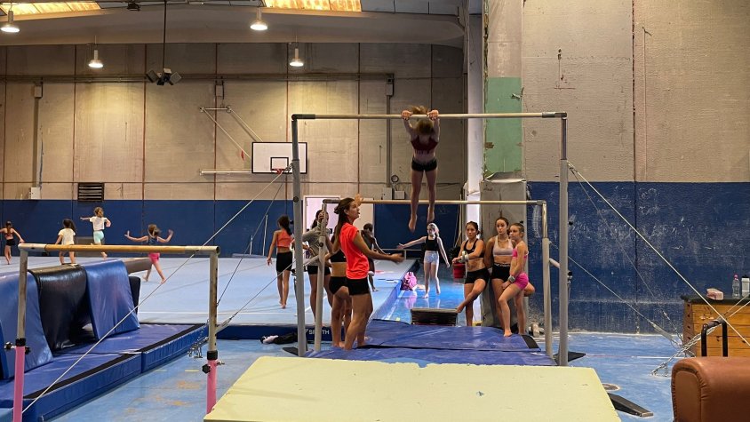 Una vuitantena de nenes passen pel campus de gimnàstica artística de l’Estiu Riu