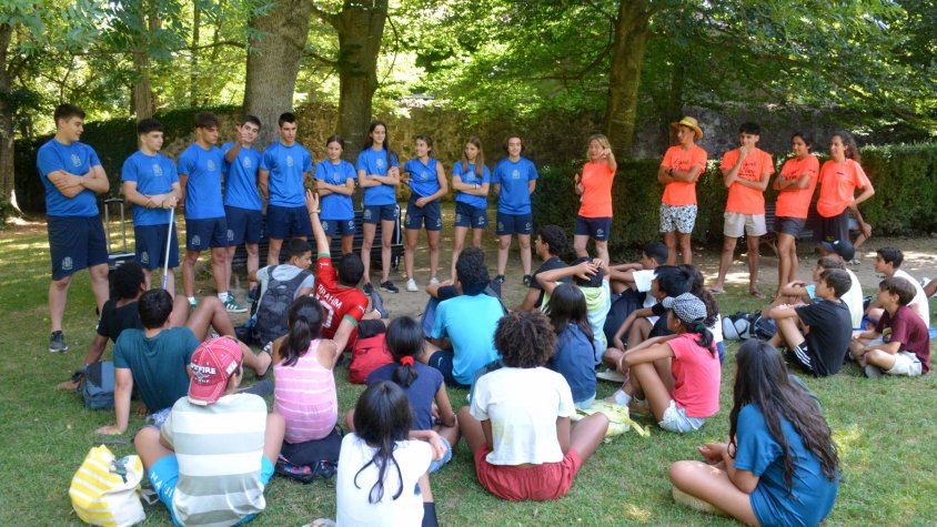 Les dues seleccions espanyoles d’hoquei patins sub-17 visiten els casals d’estiu