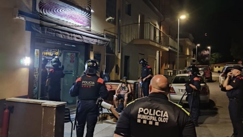 Identifiquen 12 persones en un local d'Olot on s'hi han trobat drogues i menors