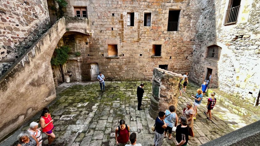 Santa Pau engega una nova acció per arribar a comprar el castell de Santa Pau