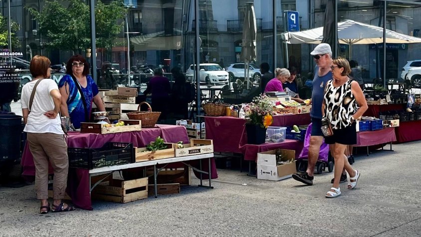 Les paradistes del mercat del rengle demanen que puguin continuar muntant les seves parades a la banda de l’antic Hospital Sant Jaume un cop hagin acabat les obres a la zona de l’Hospici