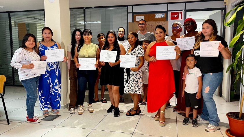 Reconeixement i formació: això és el que han treballat més de 80 persones en les cinc edicions d’un curs professionalitzador per a treballadores de la llar i les cures