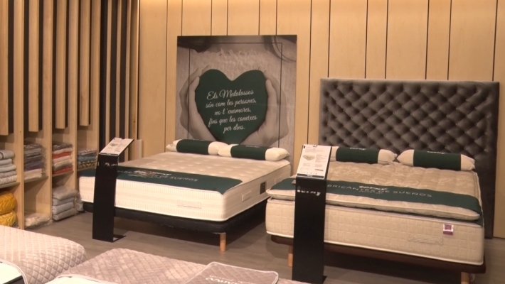 Donar la volta al matalàs pot ajudar a reduir la calor que es passa durant la nit