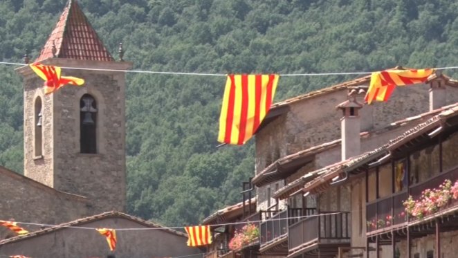 Els Hostalets d’en Bas enceten la festa major amb una nova activitat: la penjada de banderes