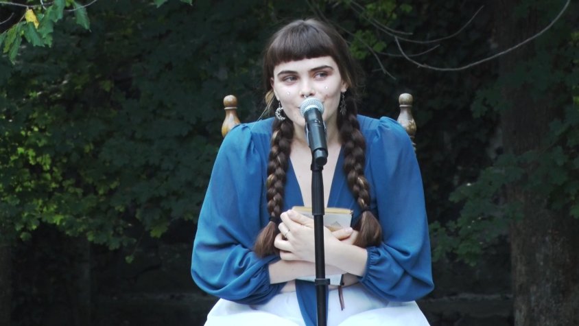 Cinta: l’artista emergent garrotxina que et transporta a un món fantàstic a través de fets i vivències quotidianes