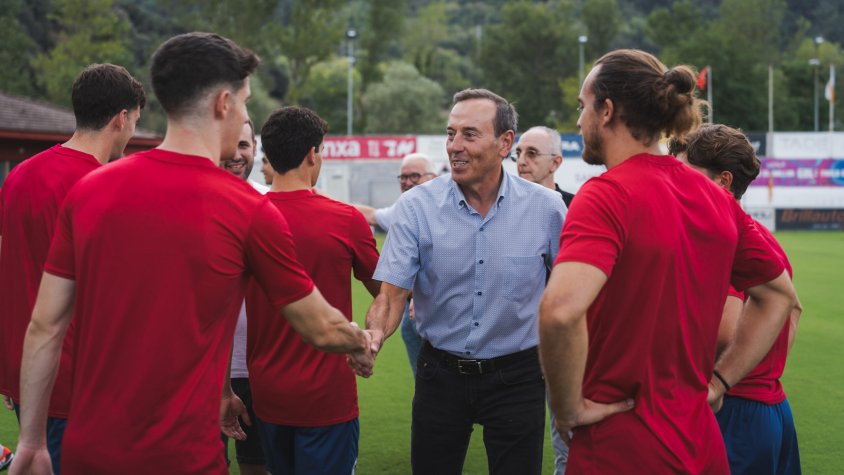 L’alcalde d’Olot, Pep Berga, recorda als jugadors de la UE Olot que són un important actiu de ciutat