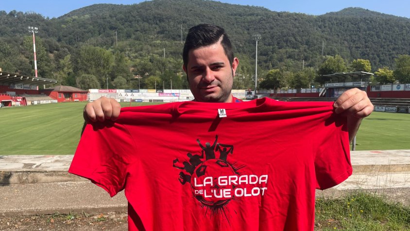 La Grada de la Unió Esportiva Olot ja té una nova samarreta per aquesta temporada