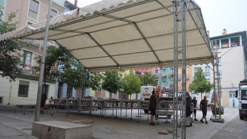 Prop d’una quinzena de persones fan possible el muntatge dels equipaments de les Festes del Tura