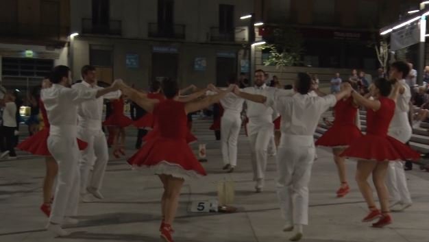 Una quarantena de balladors d’arreu de Catalunya participaran al 82è concurs de colles sardanistes, quen tindrà lloc aquest cap de semana a la plaça Major d’Olot.  