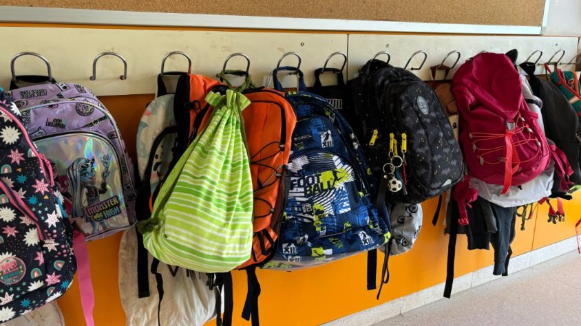 Arrenca un nou curs escolar marcat per la prohibició dels mòbils a la primària