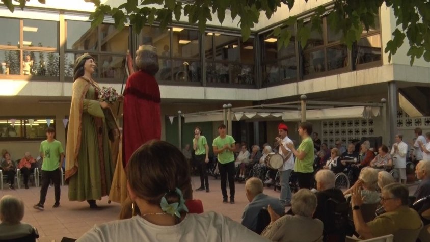 Els gegants de Sant Cristòfor i Mas Bernat visiten als usuaris de la Residència del Tura durant les Festes del Tura