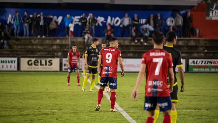 El davanter de la Unió Esportiva Olot, Marc Mas, assegura que la salvació passa per sumar a casa