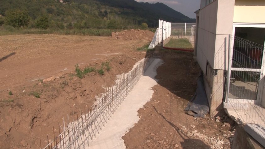 L'Ajuntament de Riudaura retira part d'un mur de l'Escola Lluís Castells amb l'objectiu d'evitar inundacions 