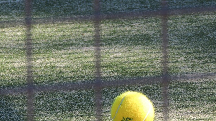 La nova pista de pàdel de Riudaura està molt a prop de ser operativa