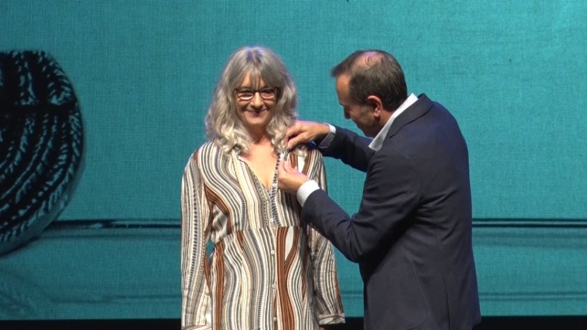 Eva Durban rep, sorpresa i emocionada, les Ales a la Cultura