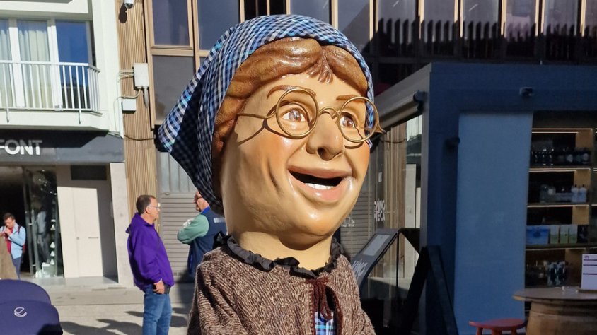 La Nàsia, la castanyera del CIT, torna a passejar-se pels carrers, escoles i residències de la ciutat