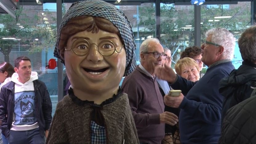 La Nàsia, la Castanyera del Centre d’Iniciatives Turístiques d’Olot, surt al carrer a reivindicar la tradició catalana