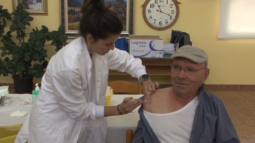 Les persones grans continuen sent les que més es vacunen de la grip i la COVID