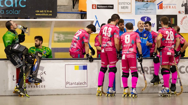 La plantilla de l'Hoquei Olot en un temps mort del darrer partit