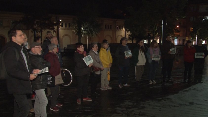 Una trentena de persones es manifesten a Olot per reclamar la dimissió de Carlos Mazón