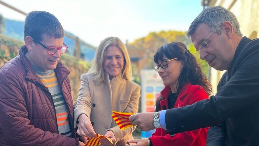 El nou taller inclusiu de paper artesanal de Sant Joan les Fonts es posa en marxa