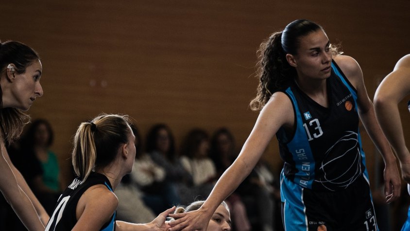 El Club Bàsquet Vall d’en Bas se situa líder en solitari de la Primera Catalana femenina