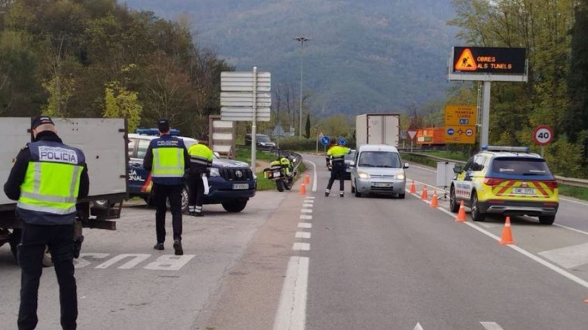 Un control de trànsit a la Vall d'en Bas acaba amb 15 infraccions, dos conductors drogats i quatre ganivets requisats