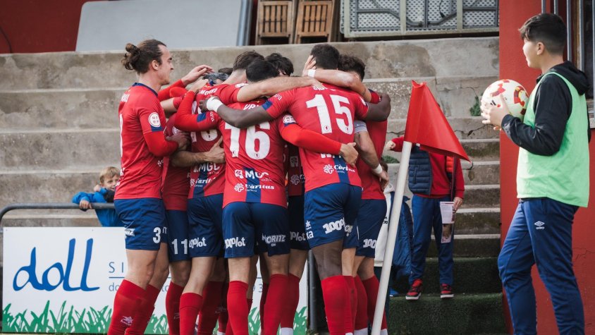 L'Olot reviu amb una victòria clara contra la Penya Deportiva (2-0)