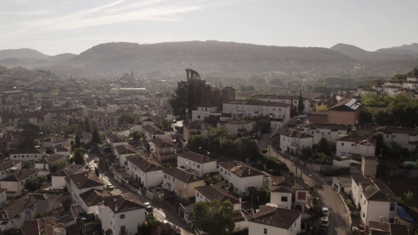 Els veïns del barri de Montolivet d’Olot donen més de dues-centes fotografies a l’Arxiu Comarcal de la Garrotxa