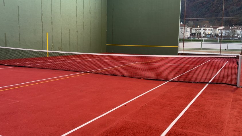 L’Ajuntament de les Preses reforma la nova pista de tenis després de trenta anys