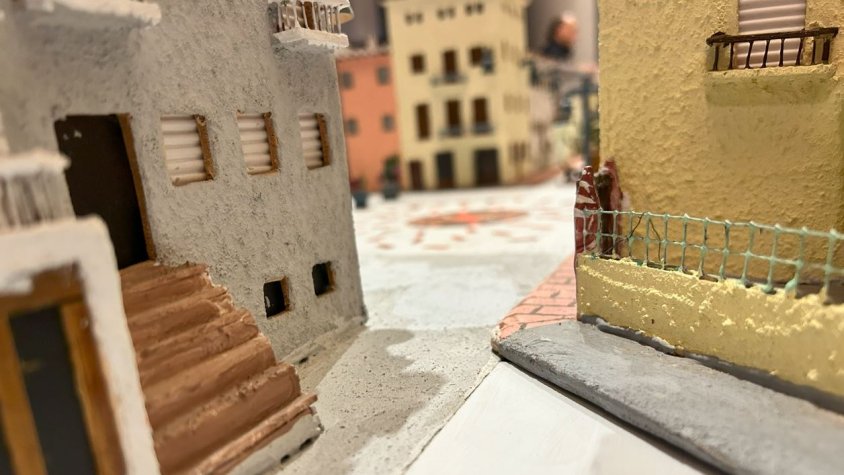 El veí de les Preses, Antonio Ibañez, exposa una maqueta de fusta del poble durant aquestes festes de Nadal
