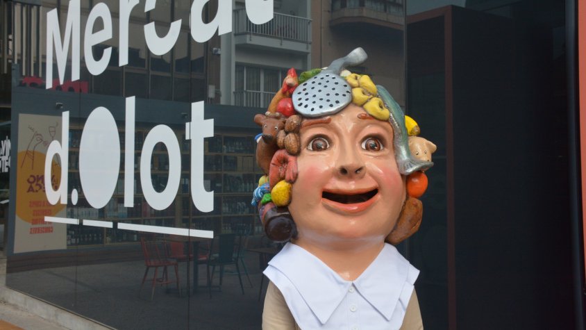 Tavi Algueró i Àngel Rigall fan un nou capgròs per celebrar els deu anys de vida de la nova Plaça Mercat d’Olot