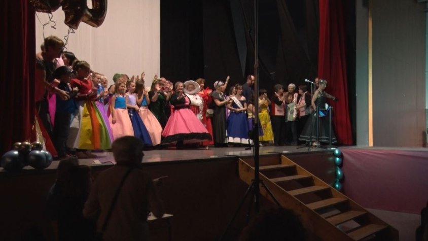 La junta de la llar de jubilats de les Planes d’Hostoles celebra quaranta anys amb una desfilada de vestits de paper