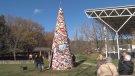 Sant Feliu llueix un arbre de 9 metres, de llana, fet amb més de 70.000 flors i elaborat per més d’un centenar de veïnes