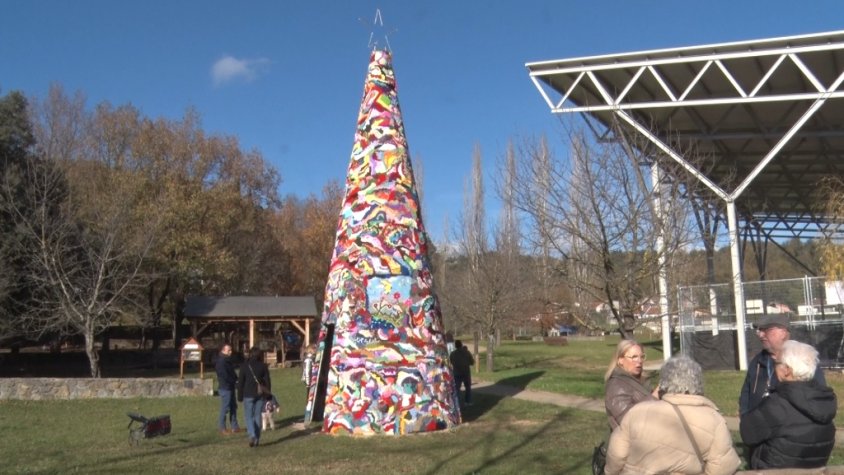 Sant Feliu llueix un arbre de 9 metres, de llana, fet amb més de 70.000 flors i elaborat per més d’un centenar de veïnes