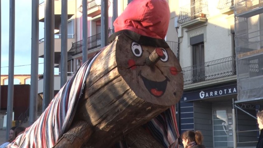 La gran cagada del Tió de l’Associació de Comerciants d’Olot reparteix 500 regals per als més petits