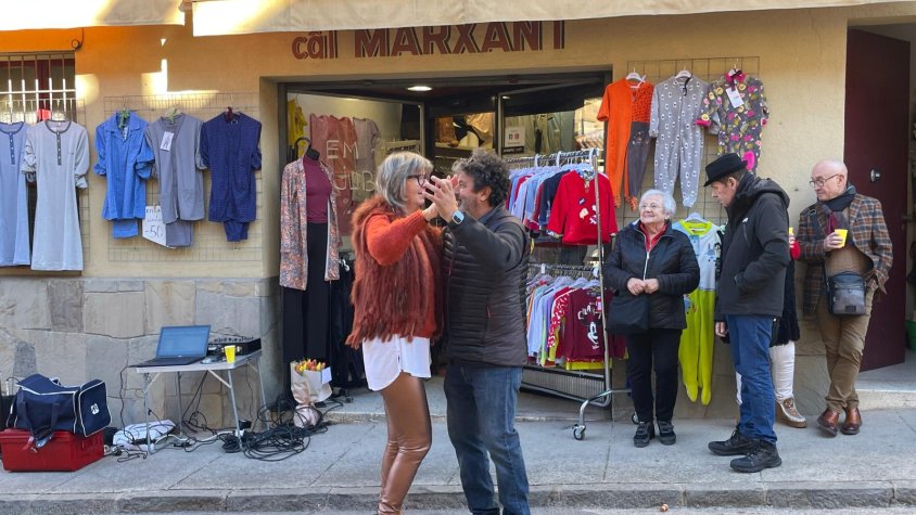 Cal Marxant tanca després de cinc dècades i  Mariona Casadellà s’acomiada amb una festa a la botiga