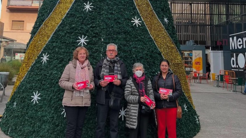 Els guanyadors del sorteig de Reis de l’Associació de Comerciants d’Olot gasten el premi en un matí de compres