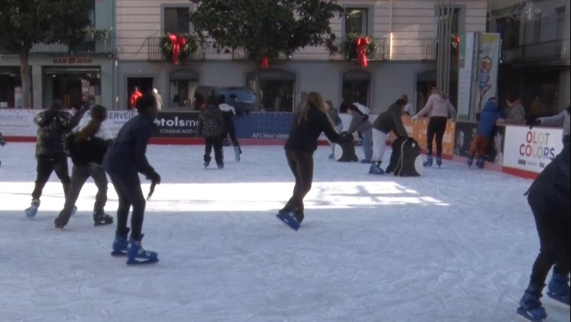 10.000 persones han passat per la pista de gel d'Olot