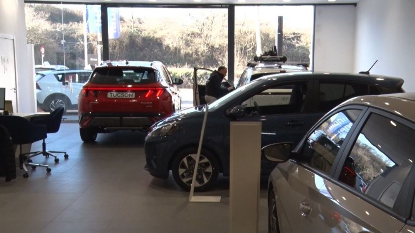 La venda de vehicles híbrids supera als de combustió per primera vegada a la història a la Garrotxa aquest 2024