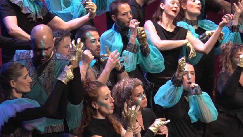 El teatre, el cant i l'humor de Cor de Teatre fa aturada a Olot