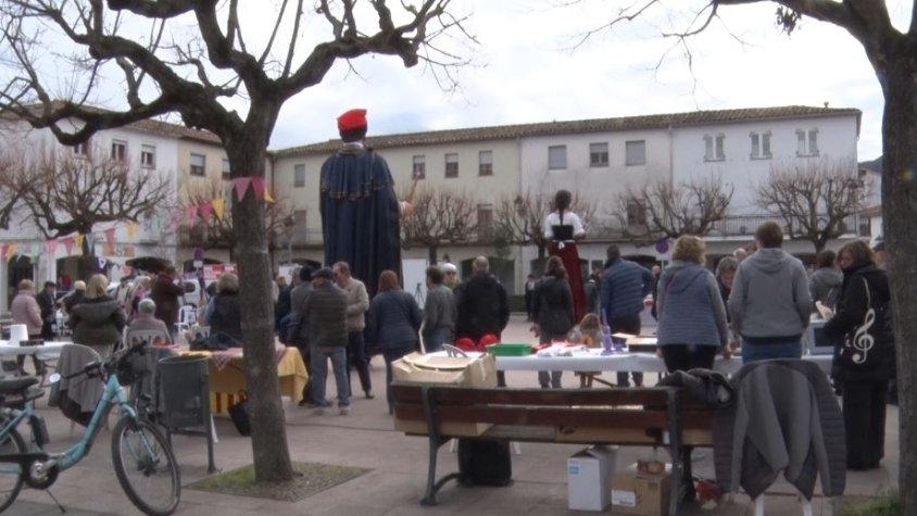Una quinzena d’entitats participen en la segona edició de la Fira d’Entitats de les Planes d’Hostoles