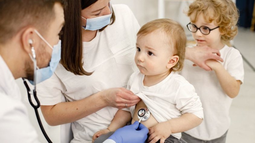 Més revisions i més cribratge en el nou protocol pediàtric que ha presentat Salut