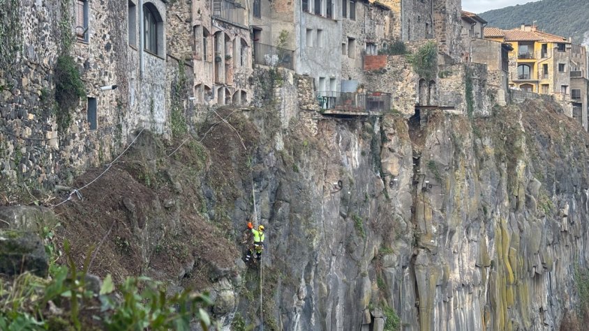 El Parc Natural de la Zona Volcànica de la Garrotxa podrà aportar més finançament pel manteniment de la cinglera de Castellfollit de la Roca