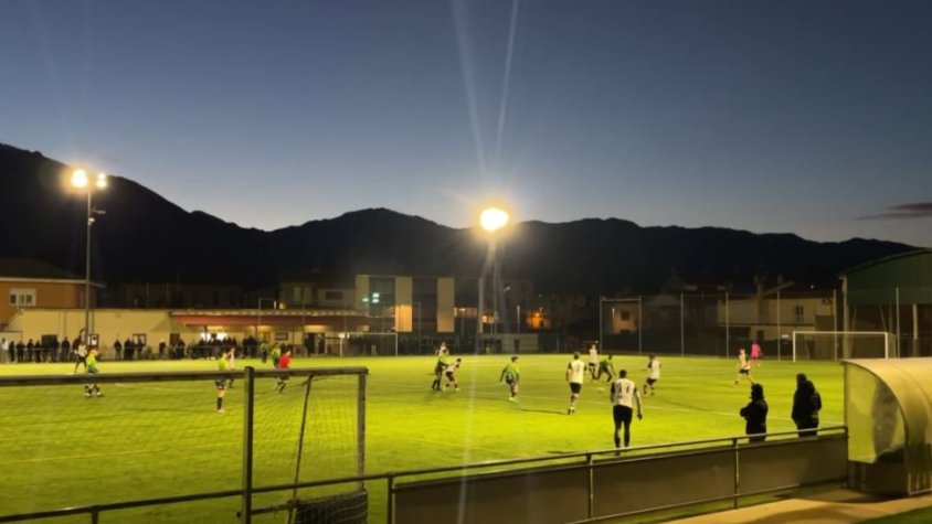 El Sant Privat d’en Bas s’emporta el derbi al camp de les Preses (1-2) i s’acosta a només un punt de la zona de play-off