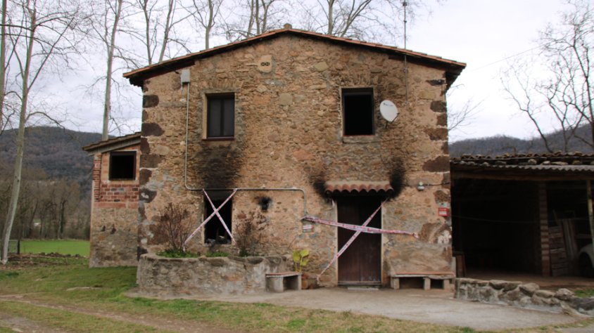 Dues persones perden la vida en l'incendi d'una masia a la Vall d'en Bas